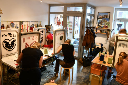 Geburtstag in Berlin: Gemeinsam Tuften im Künstlerstudio